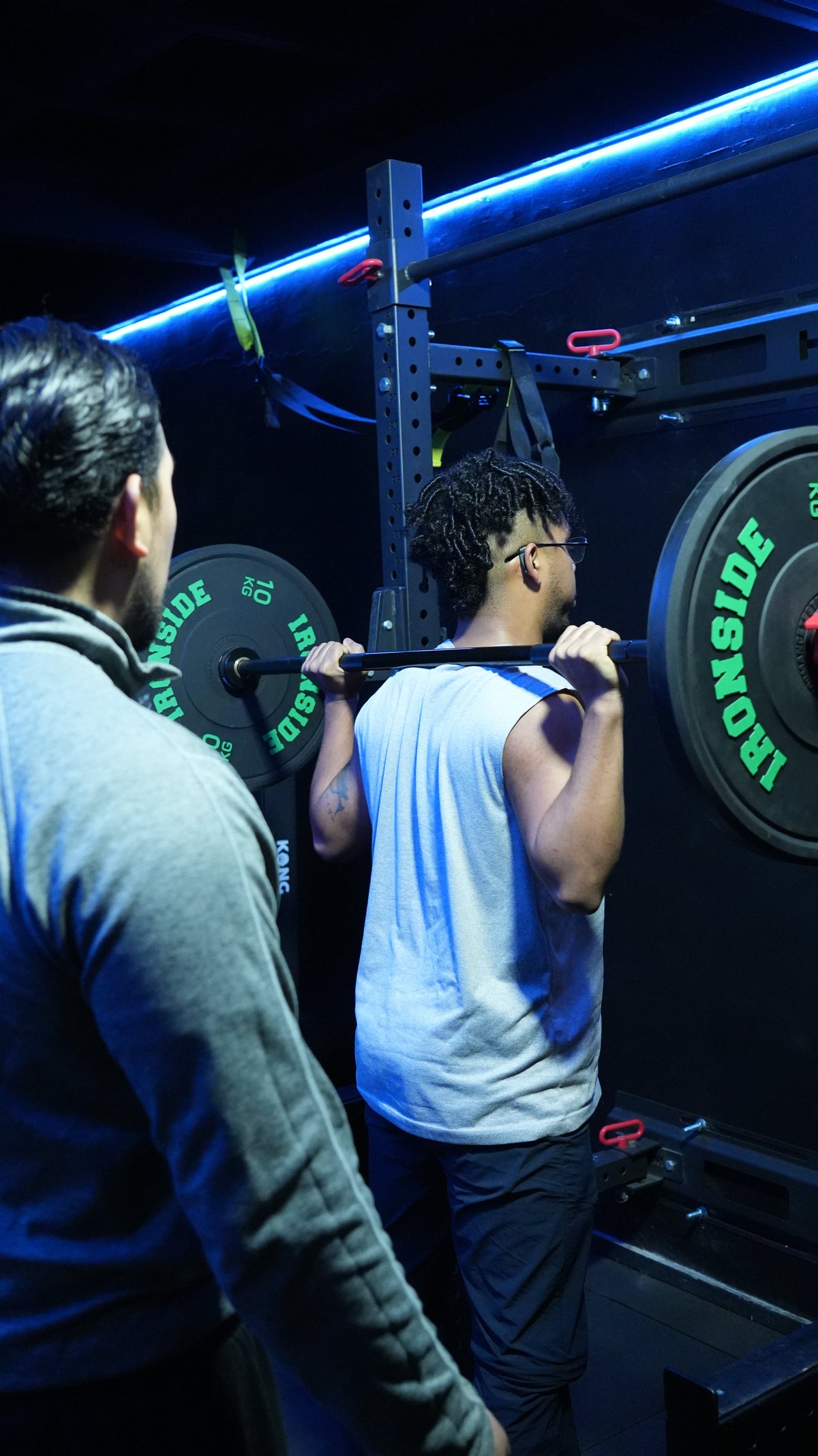 Alumno haciendo sentadilla con supervisión de su coach en Method Lab